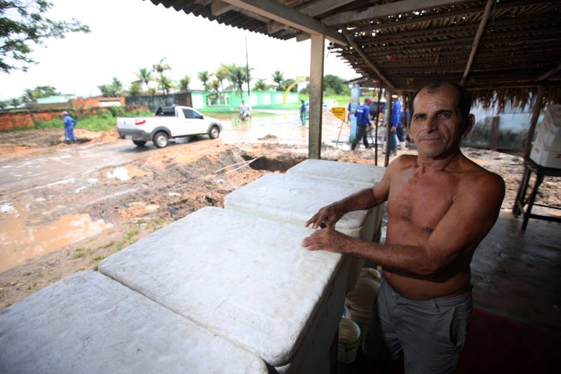 O pescador Antônio Soares dos Santos (foto), 57 anos, mora a margem da PA 458 que liga o município de Bragança a vila de pescadores de Ajuruteua, no nordeste do estado, e é neste local que ele também comercializa os peixes que pesca e para vendê-los depende da movimentação de pessoas que trafegam por esta importante via da região. Para beneficiar pessoas como o pescador que o Governo do Estado está pavimentando a PA 458. Ao todo são 35,5 quilômetros de revitalização com investimento de R$ 16.954.905,09. Entre os benefícios desta obra está o desenvolvimento do turismo na região, o escoamento de produção de pesca (caranguejo, peixes e camarão) e a segurança dos usuários da rodovia. Ajuruteua é um dos mais importantes destinos turístico na região.
FOTO: THIAGO GOMES / AG. PARÁ
DATA: 06.04.2018
BRAGANÇA - PARÁ <div class='credito_fotos'>Foto: Thiago Gomes /Ag. Pará | <a href='/midias/2018/originais/d7970b49-6b38-4b33-bb41-f91939e47b12.jpg' download><i class='fa-solid fa-download'></i> Download</a></div>
