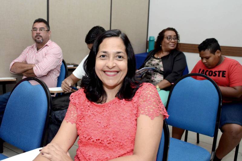 Coordenadores pedagógicos das Unidades Regionais de Educação (UREs) e da das escolas estaduais que servirão como polo para o Sistema Educacional Interativo (SEI) participam, até sexta-feira, 9, em Belém, de um encontro formativo sobre o sistema. Ao todo, 23 coordenadores, de 16 municípios onde o SEI está sendo implantado, estão reunidos na capital paraense para conhecer mais sobre o projeto. Eles serão os responsáveis por multiplicar essas informações junto aos demais atores envolvidos no processo, sobretudo os professores mediadores, que atuarão diretamente com os alunos em sala de aula. Na foto, a técnica de referência da 8ª URE, sediada no município de Castanhal, Nely Moreira.

FOTO: ELISEU DIAS
DATA: 06.02.2018
BELÉM - PARÁ <div class='credito_fotos'>Foto: Eliseu Dias / Ascom Seduc   |   <a href='/midias/2018/originais/d7a27aaf-d6f0-4725-b978-ec1c51f45b6a.jpg' download><i class='fa-solid fa-download'></i> Download</a></div>