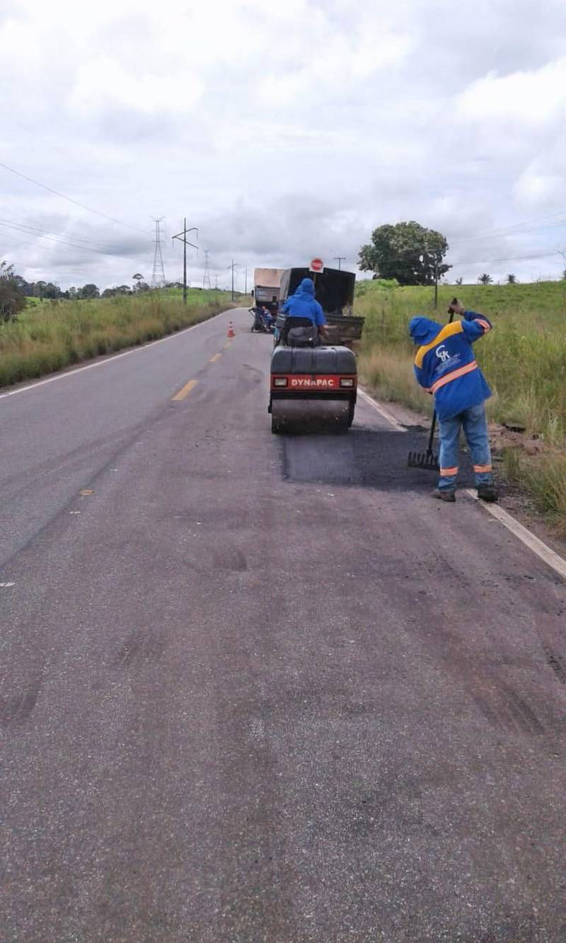 Após as fortes chuvas que têm prejudicado o acesso e a trafegabilidade em algumas rodovias do Pará, a Secretaria de Estado de Transporte (Setran) já identificou e iniciou as ações para recuperar a trafegabilidade das vias. O monitoramento da Secretaria é contínuo e acontece em mais de 7.000 km para garantir, principalmente, o direito de ir e vir dos cidadãos. Até o momento, sete rodovias estão com problemas. A PA-127 teve a interrupção de uma faixa da via em dois trechos. No Km 1, de Igarapé-Açu a Maracanã e no Km 16, da BR-316 a São Domingos do Capim. A interrupção ocorreu após o rompimento das cabeceiras dos bueiros de drenagem. No local, ações emergenciais estão sendo planejadas. Na PA-380, do trecho da BR-361 a Bonito, uma tubulação elevou parte da pista, que foi interrompida, funcionando apenas uma faixa. A situação será analisada para realizar o planejamento da intervenção. Há risco de rompimento total da pista, que encontra-se sinalizada no local de interdição. Na foto, obras de recapagem na PA-279.

FOTO: ASCOM / SETRAN
DATA: 12.04.2018
PARAGOMINAS - PARÁ <div class='credito_fotos'>Foto: ASCOM SETRAN   |   <a href='/midias/2018/originais/d7a9b449-8109-4f0e-b9d3-964f9cdc57a8.jpg' download><i class='fa-solid fa-download'></i> Download</a></div>