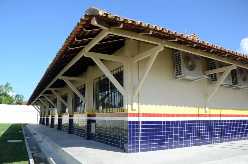 Após obras de reforma e ampliação, a Escola Estadual de Ensino Fundamental e Médio Maria das Mercês de Oliveira Conor (foto), no município de Castanhal, foi entregue à população pela Secretaria de Estado de Educação (Seduc), na última quinta-feira (27). "Estamos entregando a escola completamente reformada e ampliada, desde os laboratórios e cantina, até as salas de aula. Temos a expectativa de que a comunidade abrace a escola, a oportunidade de ter melhoria no local de trabalho e, principalmente, consiga oportunizar qualidade de ensino a todos os estudantes da escola. É um grande avanço e uma grande conquista. Tenho certeza de que todos estão muito felizes com a nova escola”, disse o secretário adjunto de Ensino, José Roberto Silva.

FOTO: RAI PONTES / ASCOM SEDUC
DATA: 27.12.2018
CASTANHAL - PARÁ
 <div class='credito_fotos'>Foto: Rai Pontes/Ascom Seduc   |   <a href='/midias/2018/originais/d7b34673-a6e0-4008-9324-159d435e2bb5.jpg' download><i class='fa-solid fa-download'></i> Download</a></div>