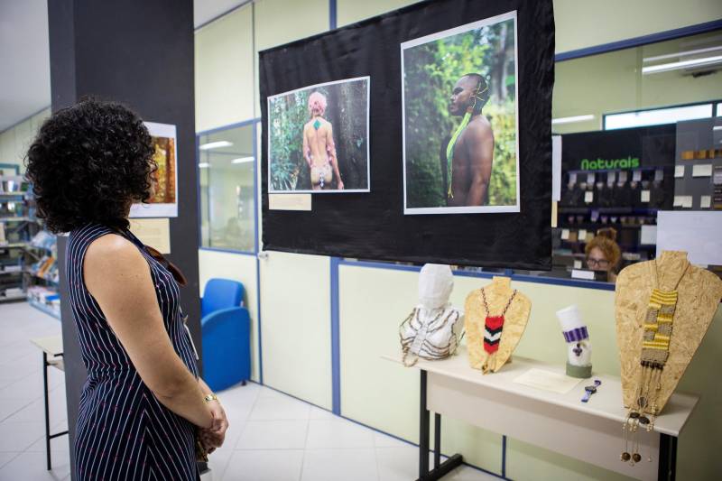 Trabalhos de alunos de graduação do curso de Bacharelado em Design da Universidade do Estado do Pará (Uepa) estão reunidos na exposição A Diversidade da vida em adornos, que fica aberta à visitação até o próximo dia 22 de junho, no Centro de Ciências Naturais e Tecnologia (CCNT).
FOTO: NAILANA THIELY / ASCOM UEPA
DATA: 12.06.2018
BELÉM - PARÁ <div class='credito_fotos'>Foto: Nailana Thiely / Ascom Uepa | <a href='/midias/2018/originais/d7b8dcfb-da65-4c9a-a7ee-3c7dd66ee417.jpg' download><i class='fa-solid fa-download'></i> Download</a></div>