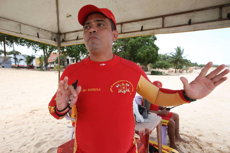 Um amor de Carnaval que já dura 26 anos. A romântica ilha de Mosqueiro, que no passado era um dos roteiros favoritos dos paraenses em viagens de lua de mel, é o cenário na medida para a história de Paulo e Nazaré. O enredo lembra o da clássica marchinha do "Pierrô e a Colombina", mas diferente da original, o amor não teve "um triste fim". No Carnaval de 1992, em Mosqueiro, Paulo Cesar da Silva, hoje com 55 anos, era um viúvo que derramava a solidão na folia de Momo. Sua família é uma das fundadoras da tradicional ‘Escola de Samba Pele Vermelha’. O então pescador tentava esquecer a tristeza quando conheceu sua colombina.
FOTO: CARLOS SODRÉ / AG PARÁ
DATA: 10.02.2018
BELÉM - PARÁ <div class='credito_fotos'>Foto: Carlos Sodré /Ag. Pa | <a href='/midias/2018/originais/d7bbb38b-d624-4c68-b12e-c3b5b2c7b089.jpg' download><i class='fa-solid fa-download'></i> Download</a></div>