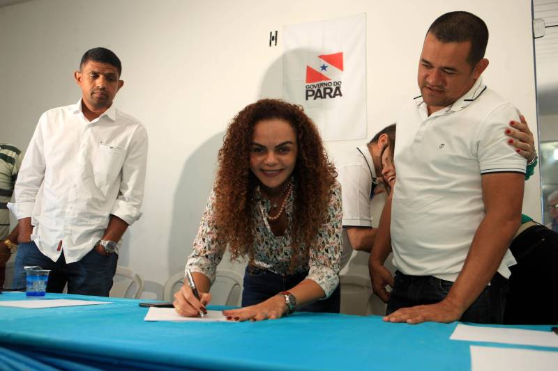 A agenda começou no município de Curuçá, com a assinatura da Ordem de Serviço de pavimentação de 6 km de vias urbanas através do Programa Asfalto na Cidade, um investimento de mais de R$2 milhões que vão beneficiar moradores como os do Bairro Alto. Na cerimônia, que aconteceu na sede da Prefeitura de Curuçá, o prefeito Jefferson Ferreira de Miranda, conhecido como “Tarrafa”, destacou as obras do Governo em seu município. Na foto, a secretária de Municípios Sustentáveis, Izabela Jatene

FOTO: RODOLFO OLIVEIRA / AG. PARÁ
DATA: 14.06.2018
CURUÇÁ - PARÁ <div class='credito_fotos'>Foto: Rodolfo Oliveira/Ag. Pará   |   <a href='/midias/2018/originais/d7c29f22-f6c8-4209-ba8d-1688c5b6db0b.jpg' download><i class='fa-solid fa-download'></i> Download</a></div>