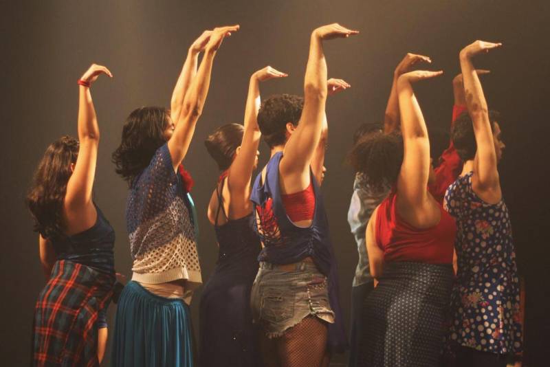 O espetáculo “Ave, Marias!” é um dos projetos premiados pelo edital Pauta Livre 2018 e será apresentado na quarta-feira (14), no Teatro Margarida Schivasappa, da Fundação Cultural do Pará (FCP), às 20h. A apresentação é em comemoração aos 10 anos do Grupo de Dança Moderno em Cena. O Balé conta a história de 13 “Marias” completamente diferentes umas das outras. A diretora de coreografia do grupo, Luiza Monteiro teve a ideia de montar a coreografia após participar das comemorações do ano Mariano da Igreja Católica. Entretanto, garante que o espetáculo não tem um cunho religioso. “Refleti sobre a história de Maria. Quantas mulheres ‘Marias’ estão aí fora? Me questionei sobre isso sem fazer, necessariamente, alusão à religião”, conta.
FOTO: ASCOM / FCP
DATA: 13.03.2018
BELÉM - PARÁ
<div class='credito_fotos'>Foto: ASCOM FCP | <a href='/midias/2018/originais/d7c34950-dfab-43ab-b68b-e4ed7f30ec58.jpg' download><i class='fa-solid fa-download'></i> Download</a></div>