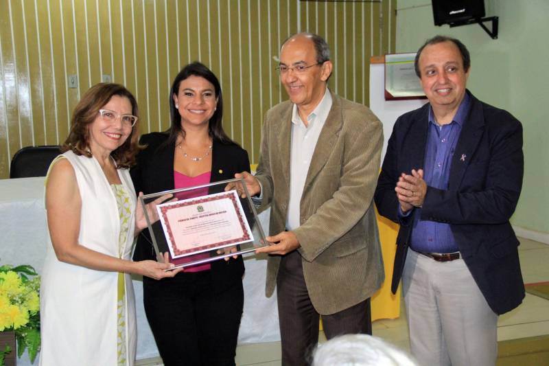 O Certificado ONA 1 da maternidade soma-se a outros títulos conquistados pela Instituição, como o de Hospital Amigo da Mulher (foto) e Hospital Amigo da Criança. Atualmente, a Santa Casa realiza uma média de 860 partos mensalmente, o que corresponde a 10 mil partos anualmente. A instituição atende 100% pelo Sistema Único de Saúde (SUS). Na foto, a Presidente da Santa Casa, Rosângela Monteiro, a segunda-secretária da Câmara de Deputados Mariana Carvalho, o deputado Arnaldo Jordy e secretário estadual de saúde Vítor Mateus.
FOTO: ARQUIVO / ASCOM SANTA CASA
DATA: 26.10.2017
BELÉM - PARÁ <div class='credito_fotos'>Foto: Ascom Santa Casa | <a href='/midias/2018/originais/d7c5edbe-91a9-4172-b2da-0b068e0b602a.jpg' download><i class='fa-solid fa-download'></i> Download</a></div>