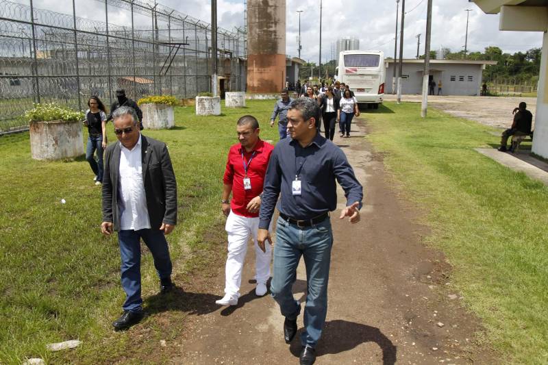 O Centro de Recuperação Penitenciário do Pará III (CRPPIII), localizado no Complexo Penitenciário de Santa Izabel, recebeu na manhã desta segunda-feira (16), a visita da Comissão de Direitos Humanos e Minorias da Câmara Federal, representada pelo deputado federal Edmilson Rodrigues, do PSOL, além de representantes da Defensoria Pública do Pará, da Ordem dos Advogados do Brasil Seção Pará (OAB-PA) e da Ouvidoria de Segurança Pública do Estado.
FOTO: AKIRA ONUMA / ASCOM SUSIPE
DATA: 16.04.2018
SANTA IZABEL DO PARÁ - PARÁ <div class='credito_fotos'>Foto: Akira Onuma / Ascom Susipe | <a href='/midias/2018/originais/d7c67211-0268-4afa-aded-65f16d14472b.jpg' download><i class='fa-solid fa-download'></i> Download</a></div>