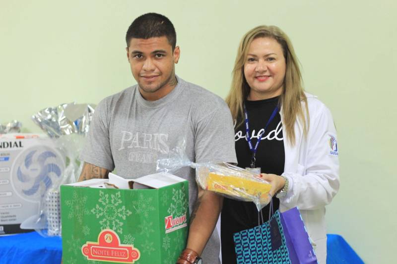 A Superintendência do Sistema Penitenciário do Estado (Susipe), por meio das diretorias de Assistência Biopsicossocial e de Reinserção Social, realizou nesta quinta-feira (13) a premiação do concurso de cartazes em alusão ao Dia "D" de Combate à Tuberculose – 15 de Dezembro -, instituído desde 2016 na Susipe. A data foi criada para ressaltar a necessidade de fomentar os procedimentos operacionais de controle da tuberculose e estabelecer um cronograma regular de atividades educativas em saúde (palestras, oficinas de arte e concursos), que sensibilize servidores e pessoas presas, para maior efetividade nas ações de controle da doença.

FOTO: AKIRA ONUMA / ASCOM SUSIPE
DATA: 13.12.2018
BELÉM - PARÁ <div class='credito_fotos'>Foto: Akira Onuma / Ascom Susipe   |   <a href='/midias/2018/originais/d7c807d1-a489-44ee-b304-ff2d17ff1f8f.jpg' download><i class='fa-solid fa-download'></i> Download</a></div>