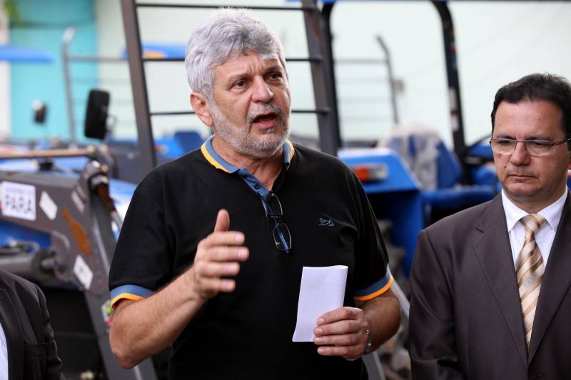 Com o propósito de fortalecer o trabalho do pequeno agricultor, o Governo do Pará, por meio da Secretaria de Estado de Desenvolvimento Agropecuário e da Pesca (Sedap), entregou mais de R$ 4 milhões em equipamentos e veículos agrícolas a 36 municípios. O ex-chefe da Casa Civil da Governadoria, José Megale Filho (foto), ressaltou que “temos uma Assembleia parceira, que sempre tem estado de mãos dadas com o governo no enfrentamento dos problemas, e os problemas do Executivo são problemas de todos..
FOTO: SIDNEY OLIVEIRA / AG. PARÁ
DATA: 13.05.2018
BELÉM - PARÁ <div class='credito_fotos'>Foto: Sidney Oliveira/Ag. Pará | <a href='/midias/2018/originais/d7c87445-496c-42f5-9185-e09fab0b2be6.jpg' download><i class='fa-solid fa-download'></i> Download</a></div>