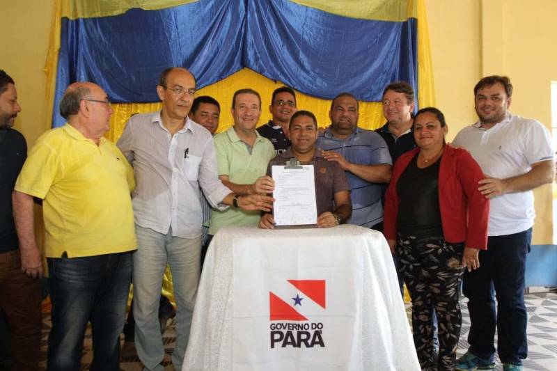 As ruas do bairro Ponto Certo, no município de São Domingos do Capim, no nordeste paraense, ganharão maior mobilidade e segurança. O chão de terra vermelha dará lugar à pavimentação, por meio do programa Asfalto na Cidade, trazendo mais qualidade de vida aos seus moradores e fluidez no trânsito. A ordem de serviço que garante o início das obras foi entregue neste sábado (30), durante evento realizado no salão paroquial da comunidade do Perpétuo Socorro. A cerimônia contou com a participação de representantes do governo do Estado, parlamentares, comunidade e autoridades locais. Ao todo serão asfaltados quatro quilômetros de vias, totalizando um investimento de mais de R$ 2,1 milhões. O município é um dos 142 que já aderiram ao programa Municípios Sustentáveis, da Secretaria Extraordinária de Estado de Municípios Sustentáveis (Semsu). A iniciativa atua no fortalecimento das gestões municipais como uma das ferramentas para o desenvolvimento do Estado. A pavimentação de vias urbanas é fruto das articulações e agenda compartilhada entre o Estado e as prefeituras municipais, dentro do PMS.
FOTO: CRISTINO MARTINS / AG. PARÁ
DATA: 30.06.2018
SÃO DOMINGOS DO CAPIM - PARÁ <div class='credito_fotos'>Foto: Cristino Martins/Ag. Pará | <a href='/midias/2018/originais/d7cd20f3-0e07-465d-9680-1c8fbaf5f121.jpg' download><i class='fa-solid fa-download'></i> Download</a></div>