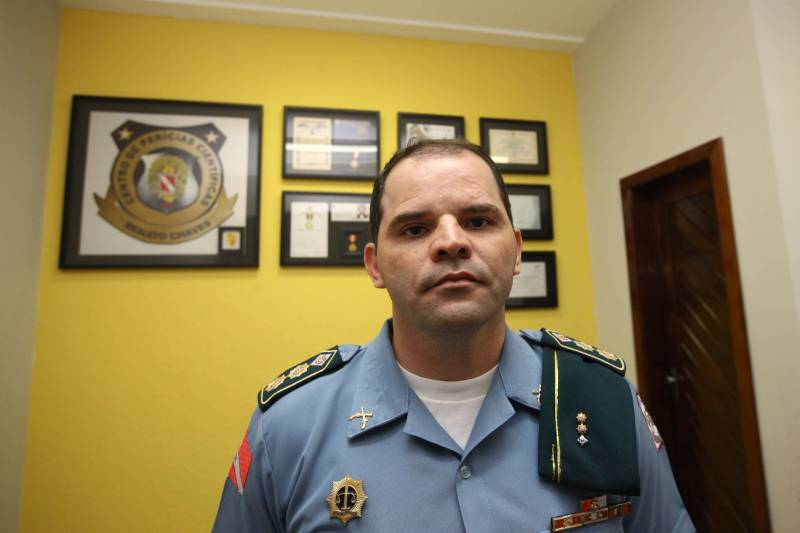 “O nível da perícia paraense é muito bom, sobretudo na polícia científica, eles têm muitos conhecimentos e são muito interessados em assimilar as nossas novas técnicas” A opinião é de Sebastian Valentim, major que há 10 anos atua na brigada criminal de Paris. Sebastiam é um dos dois peritos franceses, agentes da Polícia do Brigade Criminelle e do Service Régionale d'Identité Judiciaire, que estão dando aulas de qualificação durante esta Semana de Intercâmbio de Investigação Criminal: Brasil x França - O Local de Homicídio em Evidência. O evento começou na segunda-feira e vai até sexta, com aulas práticas e teóricas. “Esse treinamento é fruto de um programa do Governo do Estado e CPC, de aproximação com as embaixadas, buscando a capacitação através da expertise desses países que têm uma tecnologia e protocolos de administração avançados”, disse Mário Guzzo, coordenador da capacitação. Na foto, o tenente coronel Getúlio Rocha Júnior, que trabalha na corregedoria da Polícia Militar há 10 anos.
FOTO: MARCELO LELIS / AG. PARÁ
DATA: 25.04.2018
BELÉM - PARÁ <div class='credito_fotos'>Foto: Marcelo Lelis / Ag. Pará | <a href='/midias/2018/originais/d7d2f815-66c7-45d9-9893-6ab38af04242.jpg' download><i class='fa-solid fa-download'></i> Download</a></div>