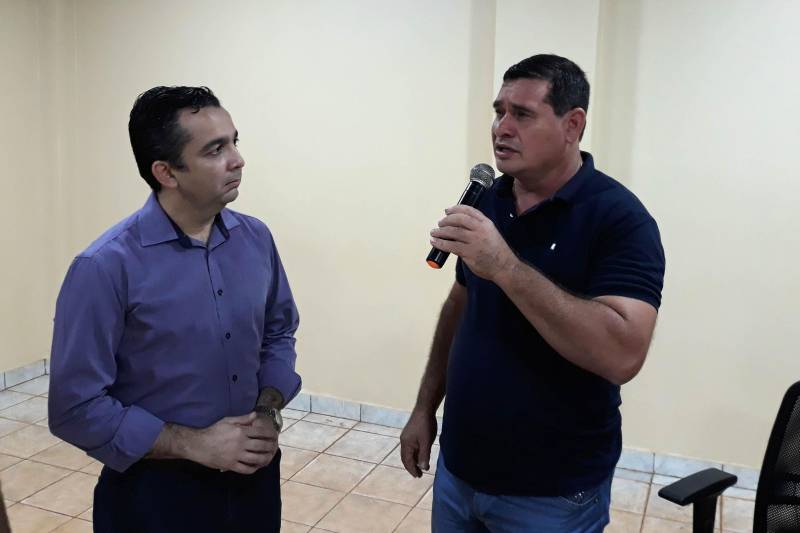 A população do município de Rurópolis, localizado na região de integração do Tapajós, participou na noite desta quinta-feira, 17, na Câmara de Vereadores, de reunião para conhecer o Centro Regional de Governo do Baixo Amazonas, estrutura administrativa implantada pelo Governo do Estado, com sede no município de Santarém, com o objetivo de estabelecer um novo modelo de gestão pública, a partir da governança compartilhada. Na foto, Na foto, o prefeito de Rurópolis, Joselino Padilha (d).
FOTO: SAMUEL ALVARENGA / SECOM
DATA: 17.05.2018
SANTARÉM - PARÁ <div class='credito_fotos'>Foto: Samuel Alvarenga / Secom | <a href='/midias/2018/originais/d7d751a0-b3cc-4050-8dc0-203dd4e64c0e.jpg' download><i class='fa-solid fa-download'></i> Download</a></div>