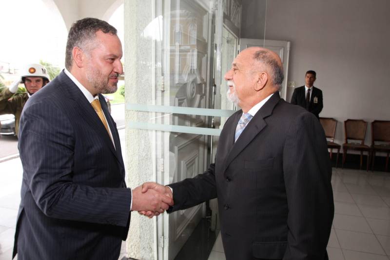 O governador Simão Jatene (d) recebeu nesta quarta-feira, 2, o embaixador do Canadá no Brasil, Riccardo Savone (e). Na pauta do encontro, o aumento das relações comerciais entre o estado e as empresas canadenses. Além disso, os canadenses querem estreitar parcerias para fomentar a atração de investimentos, estimular políticas públicas e incentivar a integração política, econômica e cultural.
FOTO: CRISTINO MARTINS / AG. PARÁ
DATA: 02.05.2018
BELÉM - PARÁ <div class='credito_fotos'>Foto: Cristino Martins/Ag. Pará | <a href='/midias/2018/originais/d7df32d8-8336-4b82-8142-912b0943302f.jpg' download><i class='fa-solid fa-download'></i> Download</a></div>