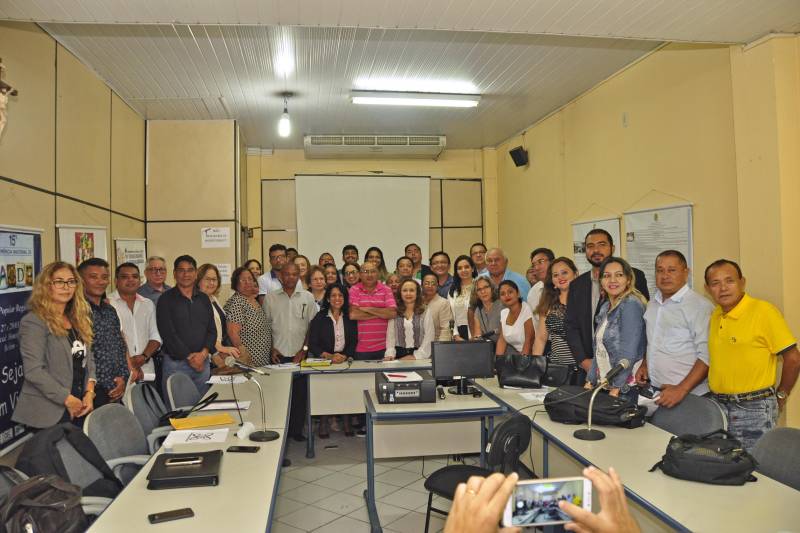 O Conselho Estadual de Saúde do Pará (CES-PA) elegeu e empossou a nova mesa diretora para a gestão 2018/2020 (foto). A presidência ficou a cargo de Pedro Gonçalves de Oliveira Neto, representante do Sindicato dos Trabalhadores em Saúde do Estado do Pará (Sindsaúde). Foi conduzida à vice-presidência Sônia Bahia, da Secretaria de Estado de Saúde Pública (Sespa) e representante do segmento gestor e prestador. Órgão de controle social, o CES é formado paritariamente por entidades que representam os usuários dos serviços de saúde, trabalhadores e a gestão estadual. A cerimônia de posse dos 56 novos conselheiros aconteceu nesta terça-feira (24), na sala de reuniões da entidade. Além do presidente, foram eleitos o vice-presidente e o primeiro e segundo secretários, que formaram a nova mesa diretora. O ato foi conduzido pela secretária adjunta de Gestão Administrativa da Sespa, Maria do Céu Guimarães de Alencar, e pela presidente do CES durante a gestão 2016-2018, Eunice Begot.
FOTO: JOSÉ PANTOJA / ASCOM SESPA
DATA: 24.04.2018
BELÉM - PARÁ <div class='credito_fotos'>Foto: José Pantoja / Ascom Sespa | <a href='/midias/2018/originais/d7f82129-70c8-43f5-a06b-4cbdc4d67cdf.jpg' download><i class='fa-solid fa-download'></i> Download</a></div>