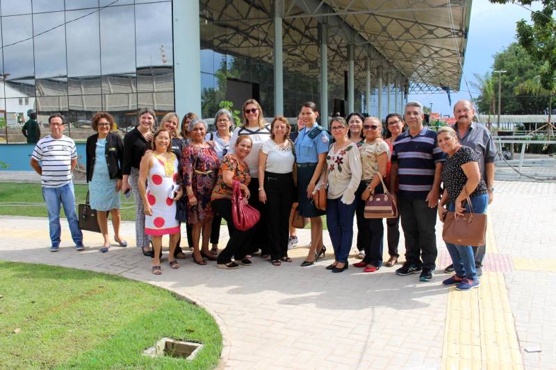 Na tarde desta quarta-feira (28), representantes de secretarias que integram o comitê gestor do Plano Estadual de Ações Integradas à Pessoa com Deficiência (Existir) visitaram as obras do Centro Integrado de Inclusão e Reabilitação (CIIR), em Belém. A visita técnica foi solicitada por Daniele Khayat, diretora-geral do Núcleo de Articulação e Cidadania (NAC), do Governo do Pará, com o objetivo de informar aos participantes do Plano sobre o andamento da obra e mostrar as ações planejadas para o local. “É muito importante que todos que trabalham diretamente com a pessoa com deficiência saibam o que está sendo feito. Afinal, são eles que vão atuar aqui. Pudemos ver de perto os espaços onde funcionará a triagem, reabilitação, radiologia, prótese e órtese, entre outros. Todos ficaram muito satisfeitos com o que viram, e ansiosos para o funcionamento”, disse Daniele Khayat. O CIIR está em fase final de construção, devendo ser inaugurado até o final do primeiro semestre de 2018.
FOTO: RUAN MORAES / ASCOM NAC
DATA: 28.02.2018
BELÉM - PARÁ <div class='credito_fotos'>Foto: RUAN MORAES / ASCOM NAC | <a href='/midias/2018/originais/d7f84c10-42f0-443c-be80-e9e59c0d019d.jpg' download><i class='fa-solid fa-download'></i> Download</a></div>