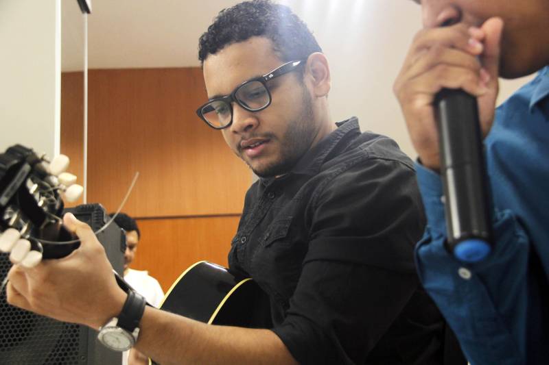 Cerca de 60 internos que cumprem medida socioeducativa na Fundação de Atendimento Socioeducativo do Pará (Fasepa) e egressos do sistema apresentaram ao público nesta sexta-feira (30), na Casa de Plácido, em Belém, o resultado de algumas ações artística, culturais e culinárias que foram desenvolvidas por eles ao longo deste ano de 2018. A 4ª Mostra de Talentos contou com apresentações musicais, dança, teatro, poesia, além de exposições fotográficas, artesanato e venda de produtos feito pelos próprios socioeducandos, sob orientação da equipe de arte-educadores da Fundação, buscando garantir a reinserção e a participação social dos internos durante e ao término da medida  ocioeducativa.

FOTO: ASCOM FASEPA
DATA: 30.11.2018
BELÉM - PARÁ <div class='credito_fotos'>Foto: ASCOM / FASEPA   |   <a href='/midias/2018/originais/d7fb47e1-4201-4862-8262-35ffc9e1c66b.jpg' download><i class='fa-solid fa-download'></i> Download</a></div>