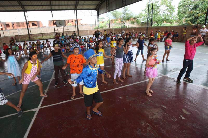 A programação do Carnapaz, projeto que ofereceu conhecimento sobre a cultura do Carnaval e orientações sobre segurança para crianças, adolescente e seus responsáveis, foi encerrada nesta sexta-feira (09) nas comunidades dos Polos Pro Paz nos Bairros (PPB) e Unidades Integradas Pro Paz (UIPPs) da Região Metropolitana de Belém. O Carnapaz contou com a participação do Grupo Caminhos, da Fundação Pro Paz, que se apresentou no Polo UFPA (Universidade Federal do Pará), e a exposição de cartazes produzidos pelos alunos. Ainda na UFPA os alunos fizeram a festa na quadra com o “bloquinho da paz”.

FOTO: CARLOS SODRÉ / AG PARÁ
DATA: 10.02.2018
BELÉM - PARÁ <div class='credito_fotos'>Foto: Carlos Sodré /Ag. Pa   |   <a href='/midias/2018/originais/d806fb48-13ce-42d7-9260-96a7bffcf00f.jpg' download><i class='fa-solid fa-download'></i> Download</a></div>