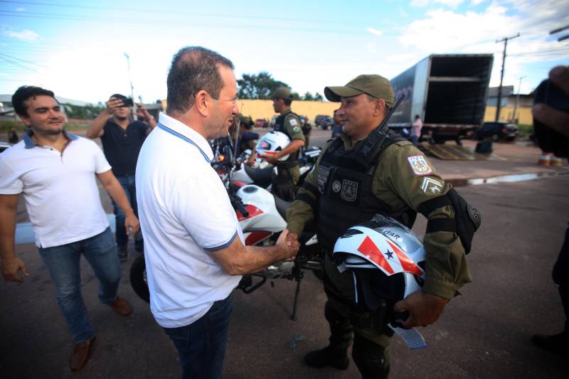 Os batalhões de Policiamento da PM de Barcarena e Abaetetuba (foto), no Baixo Tocantins, receberam na tarde desta quinta-feira (21), 14 viaturas e 20 motocicletas para o reforço da segurança pública nas cidades. Os dois municípios pertencem ao Comando de Policiamento Regional IX, que realiza o policiamento em 10 municípios da região. O CPR IX também está formando 134 novos policias que deverão ser integrados ao policiamento no mês de julho. Participaram da entrega o comandante geral da PM, coronel Hilton Benigno, o presidente da Assembleia Legislativa do Pará (Alepa), deputado estadual Márcio Miranda e os deputados Ana Cunha e Celso Sabino. O coronel Hilton Benigno comentou que toda a frota de veículos da PM foi renovada. “A renovação traz melhores condições de trabalho ao policial”, afirmou.
FOTO: THIAGO GOMES / AG. PARÁ
DATA: 21.06.2018
ABAETETUBA- PARÁ <div class='credito_fotos'>Foto: Thiago Gomes /Ag. Pará | <a href='/midias/2018/originais/d8117df9-7191-4d84-83a0-12975d996e72.jpg' download><i class='fa-solid fa-download'></i> Download</a></div>
