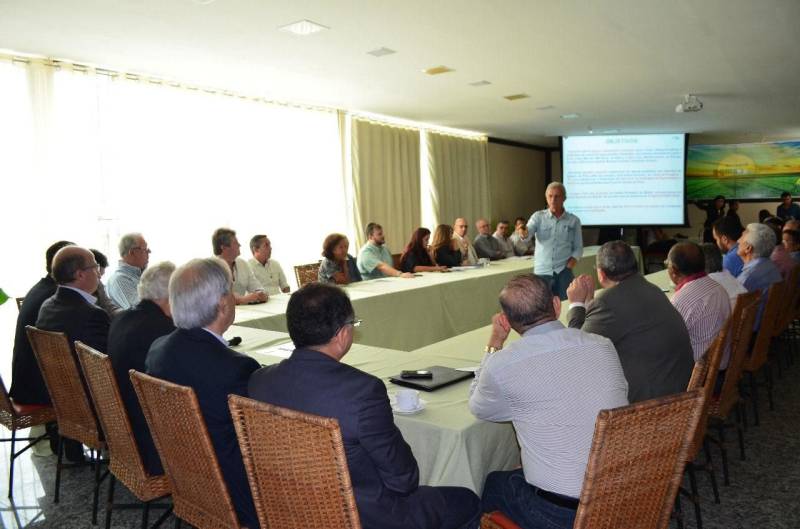 Um programa de inovação tecnológica promete intensificar a pecuária paraense e transformar o Estado no primeiro produtor e exportador de genética superior de bubalinos do Brasil. O Programa de Melhoramento Genético de Búfalos com Inovação para o Estado do Pará (Promebull) é resultado de convênio entre a Secretaria de Estado de Desenvolvimento Agropecuário e da Pesca (Sedap) e a Empresa Brasileira de Pesquisa Agropecuária (Embrapa). O convênio foi firmado nesta terça-feira, 3, na Federação da Agricultura e Pecuária do Pará (Faepa), com a presença do secretário Giovanni Queiroz, do chefe geral da Embrapa Amazônia Oriental, Adriano Venturieri, e de produtores. O Promebull vai utilizar sêmen importado da Índia e da Itália, países que já possuem a base genética de búfalos domésticos, para introduzir genética superior no rebanho paraense e elevar a qualidade dos animais. A Sedap vai financiar a importação de sêmen e a inseminação de búfalas para pequenos produtores e, desta forma, facilitar a importação pelos grandes criadores.
FOTO: ASCOM / SEDAP
DATA: 03.04.2018
BELÉM - PARÁ <div class='credito_fotos'>Foto: Ascom Sedap | <a href='/midias/2018/originais/d814c712-33ed-44f9-a4b7-ecafcd6052b7.jpg' download><i class='fa-solid fa-download'></i> Download</a></div>