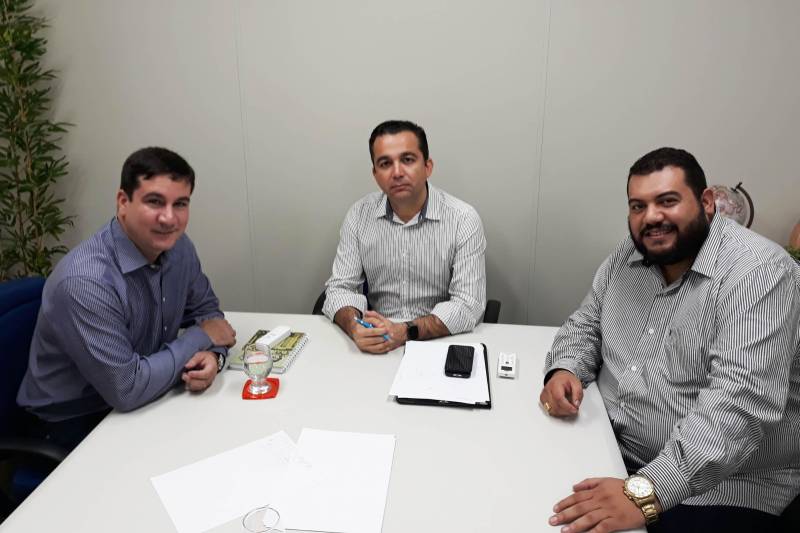 Detalhar a situação de cada município a partir de indicadores nas mais diversas áreas para ajudar na formulação de políticas, com esta missão a Fundação Amazônia de Amparo a Estudos e Pesquisas do Pará (Fapespa) lançará o Barômetro de Sustentabilidade das regiões do Baixo Amazonas e Tapajós. A informação foi confirmada pelo presidente do órgão, Eduardo Costa, durante reunião com o secretário regional de Governo, Olavo das Neves., nesta sexta feira (23). O lançamento oficial ocorre no próximo dia 26 de março, no Centro Regional de Governo do Baixo Amazonas, com sede em Santarém. Na foto, o presidente da FAPESPA, Eduardo Costa, o secretário regional de Governo, Olavo das Neves, Alex Castelo, coordenador de Seleção de Pesquisas.
FOTO: SAMUEL ALVARENGA / AG. PARÁ
DATA: 23.02.2018
SANTARÉM - PARÁ <div class='credito_fotos'>Foto: SAMUEL ALVARENGA/AG.PARÁ | <a href='/midias/2018/originais/d818a696-cdae-4ddd-8e6f-fafb4bcbd9dc.jpg' download><i class='fa-solid fa-download'></i> Download</a></div>
