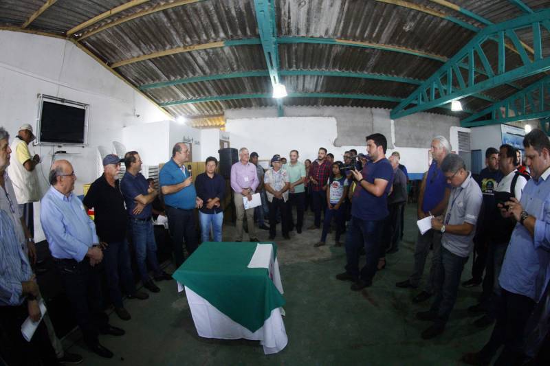 O distrito de Alter do Chão, destino turístico internacional onde fica a praia que já foi eleita a mais bonita do Brasil, recebe investimentos do governo do Estado nas áreas de infraestrutura e saneamento básico. O governador Simão Jatene, que cumpre agenda em três municípios do oeste paraense nesta sexta-feira (9) e sábado (10), assinou nesta sexta a ordem de serviço que autoriza o início da construção do novo sistema de abastecimento de água da vila, localizada a cerca de 28 quilômetros de Santarém. Orçada em R$ 11 milhões, a obra vai levar água de qualidade aos mais de sete mil habitantes da comunidade. Com o novo sistema de captação e tratamento de água, a meta é alcançar 100% dos imóveis no distrito. Segundo o presidente da Companhia de Saneamento do Pará (Cosanpa), Cláudio Conde, a obra é uma implantação pioneira em Alter do Chão, já que será o primeiro sistema do tipo fora de um núcleo urbano. O contrato com a empresa executora foi assinado na quinta-feira (8). A previsão é que os trabalhos sejam iniciados imediatamente e concluídos no prazo de 18 meses.
FOTO: THIAGO GOMES / AG. PARÁ
DATA: 09.03.2018
SANTARÉM - PARÁ <div class='credito_fotos'>Foto: Thiago Gomes /Ag. Pará | <a href='/midias/2018/originais/d81915db-1d3a-4099-87ba-bc4e11bd5987.jpg' download><i class='fa-solid fa-download'></i> Download</a></div>