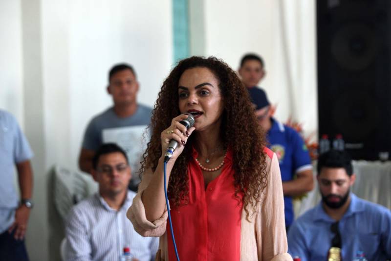 Já durante o evento em Augusto Corrêa, realizado no Centro Nossa Senhora de Nazaré e no Hospital Municipal, o prefeito Filho Barreto lembrou que o município sempre foi beneficiado com obras pela gestão estadual. Desta vez, além do investimento de quase R$ 2 milhões em 4 km de pavimentação, o Governo do Pará também conseguiu um convênio para o asfaltamento da PA-462, que liga o município à Viseu, e ainda a reforma de duas escolas estaduais, o que totaliza cerca de R$ 35 milhões em recursos. A parceria foi firmada por meio de ordem de serviço (OS) assinada pela secretária extraordinária dos Municípios Sustentáveis, Izabela Jatene (foto) e dos prefeitos dos três municípios.
FOTO: SIDNEY OLIVEIRA / AG. PARÁ
DATA: 14.06.2018
AUGUSTO CORRÊA - PARÁ <div class='credito_fotos'>Foto: Sidney Oliveira/Ag. Pará | <a href='/midias/2018/originais/d81da787-2f4b-4208-91a7-3c0c0654830e.jpg' download><i class='fa-solid fa-download'></i> Download</a></div>