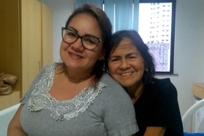 Internada há 15 dias no Hospital Jean Bitar (HJB), em Belém, com infecção pulmonar, a aposentada Benedita Araújo da Silva, 77 anos, passou o Dia das Mães (13) na companhia da filha, Cleise Araújo, 45 anos (foto). Benedita está entre os vários pacientes com esse problema nesta época do ano.
FOTO: ASCOM HJB
DATA: 13.05.2018
BELÉM - PARÁ <div class='credito_fotos'>Foto: ASCOM HJB | <a href='/midias/2018/originais/d82245b3-a839-42c8-bd09-2f39c8247408.jpg' download><i class='fa-solid fa-download'></i> Download</a></div>