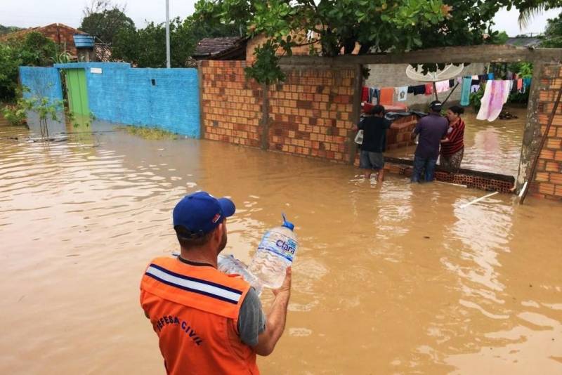 A Defesa Civil do Pará está em plena execução do Plano de Contingência para desastres hidrometeorológicos 2018-2019. As ações têm o sentido de atender municípios em situações mais críticas por conta da intensidade das chuvas previstas para o período do inverno amazônico. A atenção está voltada a possíveis cheias de rios localizados no sul e sudeste paraense, cheias em decorrência das intensas chuvas. Segundo a Defesa Civil, as chuvas nas duas regiões já chegaram 80% do previsto para todo o mês de fevereiro. As equipes de socorro estão monitorando os rios Itacaiúnas, Tocantins, Araguaia e Parauapebas. No último trimestre, compreendido entre outubro a dezembro de 2017, foram registrados 470 mm de índice pluviométrico, 20 pontos a mais que a média histórica entre 1981 e 2010, que foi de 450 mm. Na foto, entrega de água em Parauapebas- pa.
FOTO: DIVULGAÇÃO
DATA: 10.02.2018
PARAUAPEBAS - PARÁ <div class='credito_fotos'>Foto: Divulgação | <a href='/midias/2018/originais/d8253874-db58-47c9-8262-600845383829.jpg' download><i class='fa-solid fa-download'></i> Download</a></div>