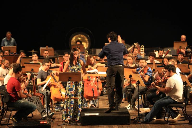 A melhor orquestra sinfônica do Brasil em 2017, eleita por revista especializada, fará uma apresentação especial ao ar livre, nesta sexta-feira, 16, para marcar a reabertura do Parque Estadual do Utinga, numa integração entre música e natureza, assim como propôs o compositor e maestro Heitor Villa-Lobos em “Floresta do Amazonas”. O regente da Orquestra Sinfônica do Teatro da Paz, Miguel Campos Neto, é um dos mais ansiosos pelo evento. Na foto, a soprano Kézia Andrade e Miguel Campos.
FOTO: MÁCIO FERREIRA / AG. PARÁ
DATA: 16.03.2018
BELÉM - PARÁ <div class='credito_fotos'>Foto: MÁCIO FERREIRA/ AG. PARÁ | <a href='/midias/2018/originais/d8297f63-044f-49fd-bfdd-884f38153953.jpg' download><i class='fa-solid fa-download'></i> Download</a></div>