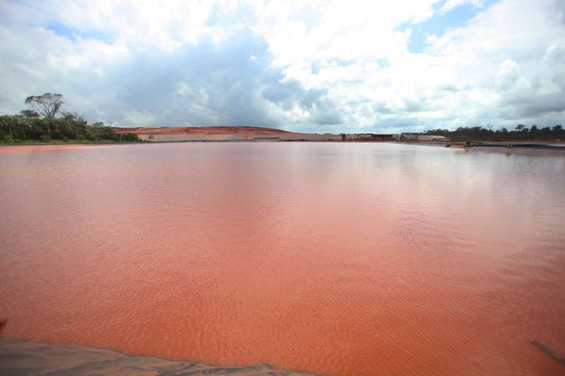 O governo do Estado intensificou as ações nas comunidades do município de Barcarena, no nordeste paraense, afetadas pela contaminação constatada pelo Instituto Evandro Chagas (IEC), no entorno da área de atuação da empresa Hydro (foto). A força-tarefa de órgãos estaduais em parceria com a prefeitura municipal seguiu neste domingo (25), com a continuação do cadastramento de famílias, levantamento de possíveis problemas de saúde decorrentes da situação e distribuição de água potável, medidas emergenciais determinadas pelo Grupo de Trabalho do Governo do Estado. Ao todo, 30 profissionais da saúde, entre agentes de endemias e de saúde, além de 16 assistentes sociais, agentes da Defesa Civil, entre outros profissionais do Estado e Município atuam nos últimos dias nas comunidades de Bom Futuro, Vila Nova e Bujaruba. As equipes estão em campo para mapear e identificar as necessidades das famílias que residem nesses locais e que tipo de impacto que elas podem ter sofrido.
FOTO: IGOR BRANDÃO / AG. PARÁ
DATA:24.02.2018
BARCARENA - PARÁ <div class='credito_fotos'>Foto: IGOR BRANDÃO / AG. PARÁ | <a href='/midias/2018/originais/d83d4d60-73ef-4eb8-b399-88a23359f260.jpg' download><i class='fa-solid fa-download'></i> Download</a></div>