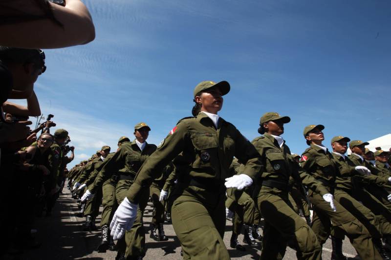 A cerimônia de formatura dos novos praças da Polícia Militar ocorreu na manhã desta segunda-feira (9), simultaneamente, em Belém e outros seis municípios paraenses: Santa Izabel, Castanhal, Barcarena, Capanema, Bragança e Tucuruí. Em Parauapebas, Marabá, Breves, Soure e Conceição do Araguaia, a formatura será celebrada na quinta-feira, dia 12. Na sexta-feira, dia 13, é a vez de Santarém, Altamira, Paragominas e Itaituba. O governador Simão Jatene presidiu a cerimônia de formatura no Portal da Amazônia, bairro da Cidade Velha, em Belém. Milhares de familiares dos formandos lotaram o espaço para entregar aos novos policiais militares seus diplomas de conclusão de curso.
FOTO: SIDNEY OLIVEIRA / AG. PARÁ
DATA: 09.07.2018
BELÉM - PARÁ <div class='credito_fotos'>Foto: Sidney Oliveira/Ag. Pará | <a href='/midias/2018/originais/d843d7a8-f4a0-475b-aff5-74bfe532577e.jpg' download><i class='fa-solid fa-download'></i> Download</a></div>