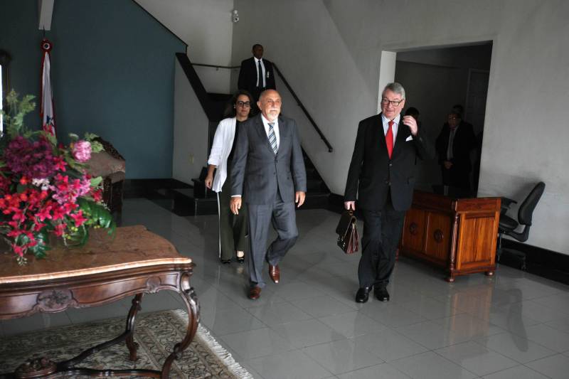 O Pará recebeu, pela segunda vez em menos de um mês, a visita de um representante internacional interessado em investir no estado. Após a visita do embaixador da Hungria, no dia 12 deste mês, foi a vez do embaixador da Bélgica, Dirck Loncke (d), ser recebido nesta terça-feira, 24, pelo governador Simão Jatene (e) no Palácio dos Despachos.
FOTO: ANTONIO SILVA / AG. PARÁ
DATA: 24.04.2018
BELÉM - PARÁ <div class='credito_fotos'>Foto: Antônio Silva/Ag. Pará | <a href='/midias/2018/originais/d846eec9-7e77-4503-9618-364142c04bd6.jpg' download><i class='fa-solid fa-download'></i> Download</a></div>