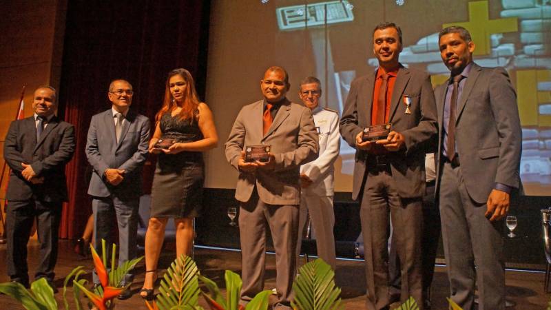 A Polícia Civil condecorou em solenidade (foto) no Teatro Maria Sylvia Nunes da Estação das Docas, em Belém, na noite desta quinta-feira (17), mais de 130 pessoas, entre policiais civis e militares, representantes das Forças Armadas, servidores do Estado e do Governo Federal, dirigentes de associações comunitárias e profissionais liberais. O evento contou com a presença do secretário de Segurança Pública e Defesa Social, Luiz Fernandes Rocha, representante do governador Simão Jatene, e foi presidida pelo delegado-geral Claudio Galeno. O chefe da Polícia Civil fez um retrospecto, dos avanços conquistados nos últimos anos, pela instituição policial. Entre eles, a renovação de um terço do quadro de policiais civis em todo Estado, com incremento de mais de mil novos policiais civis entre os anos de 2011 e 2018. "Foram 23 novos policiais em 2011; 386 em 2014 e em 2018 mais 623, totalizando 1.032 novos policiais civis", detalhou. Atualmente, a Polícia Civil conta com mais de 3,4 mil policiais civis nos 144 municípios paraenses. Graças ao protagonismo do governador Simão Jatene, a Polícia Civil realizou dois concursos públicos em menos de quatro anos, um feito histórico na instituição policial e inédito em todo Brasil. 

FOTO: ASCOM / POLÍCIA CIVIL
DATA: 18.05.2018
BELÉM - PARÁ <div class='credito_fotos'>Foto: Ascom / Polícia Civil   |   <a href='/midias/2018/originais/d84dca87-d78f-49f5-a588-18de3213efaa.jpg' download><i class='fa-solid fa-download'></i> Download</a></div>