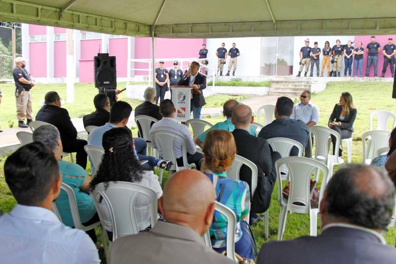 A região oeste do Pará ganhou, nesta sexta-feira (6), o primeiro Centro de Recuperação Feminino (CRF), localizado no complexo penitenciário Silvio Hall de Moura, no município de Santarém. A nova unidade prisional disponibiliza 86 vagas e vai garantir atendimento diferenciado e humanizado às mulheres custodiadas pela Superintendência do Sistema Penitenciário do Estado (Susipe). A unidade conta com dois blocos carcerários, com 13 celas coletivas (capacidade para seis vagas cada), uma cela para Pessoa com Deficiência (PCD) com duas vagas, quatro celas individuais e duas celas de visita íntima. Conta, ainda, com sala de amamentação, sala de vacinação, brinquedoteca, consultórios médicos, refeitório, salas de aula e bloco para capacitação profissional e um berçário para detentas grávidas e/ou lactantes e seus bebês. A obra foi realizada em convênio entre Governo do Estado e o Departamento Penitenciário Nacional (Depen), com investimento total de R$ 5.487.414,65, com R$ 2.852.026,89 de contrapartida do Estado. O superintendente da Susipe, coronel PM Rosinaldo da Silva Conceição, informa que além da unidade de Santarém, outras 14 obras estão em andamento, representando mais de quatro mil novas vagas no sistema penitenciário.
FOTO: AKIRA ONUMA / ASCOM SUSIPE
DATA: 06.04.2018
BELÉM - PARÁ <div class='credito_fotos'>Foto: Akira Onuma / Ascom Susipe | <a href='/midias/2018/originais/d85138e5-537b-4b54-9050-127c9c6f7c67.jpg' download><i class='fa-solid fa-download'></i> Download</a></div>