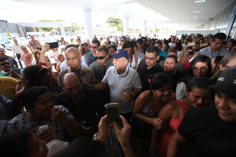 O governador Simão Jatene fez neste domingo (30), às 11 h, uma visita técnica (foto) às instalações do novo Hospital Abelardo Santos, no Distrito de Icoaraci, na Região Metropolitana de Belém. Como fez em Capanema (nordeste do Pará), no novo Hospital Regional dos Caetés, o governador convidou pessoas da comunidade para acompanhá-lo na visita. O objetivo foi mostrar à população que o hospital está pronto para ser inaugurado. "Alguns pequenos detalhes, obrigatórios para a entrada em funcionamento de qualquer hospital, ainda precisam ser feitos, como a assepsia dos ambientes e a calibragem dos equipamentos. Mas o ‘Abelardo’ está pronto, e já é o maior hospital da Região Metropolitana", disse o governador.

FOTO: CRISTINO MARTINS / AG. PARÁ
DATA: 30.12.2018
ICOARACI - PARÁ <div class='credito_fotos'>Foto: Cristino Martins/Ag. Pará   |   <a href='/midias/2018/originais/d85183b1-01c6-414e-a5c0-3c568ed3cf0d.jpg' download><i class='fa-solid fa-download'></i> Download</a></div>