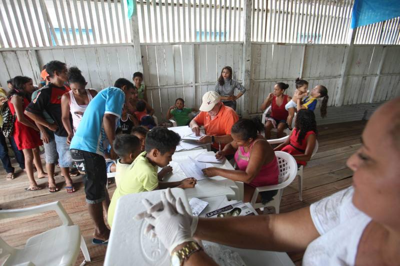 Mais de duas mil pessoas já foram vacinadas contra a raiva em Melgaço, no arquipélago do Marajó, após a chegada das equipes de Vigilância Epidemiológica e Vigilância em Saúde da Secretaria de Estado de Saúde (Sespa) nesta quarta-feira (23). As ações fazem parte de um reforço na prevenção e investigação ao vírus da raiva humana no município, iniciado após a Sespa ser notificada sobre essas ocorrências no último dia 4 de maio. Foram disponibilizadas 6 mil vacinas – administrada em quatro doses –, mil soros e entregues 500 mosquiteiros para a população da região. As ações se concentram em localidades ao longo do rio Laguna, cerca de 70 km da sede de Melgaço, onde residem aproximadamente 3.000 pessoas. Lucineia Pinheiro, moradora da comunidade São José, foi uma das pessoas vacinadas, e acredita que a ação vai ajudar a prevenir as mortes. Na foto, vacinação na comunidade São José.

FOTO: MARCELO LELIS / AG. PARÁ
DATA: 23.05.2018
MELGAÇO - PARÁ <div class='credito_fotos'>Foto: Marcelo Lelis / Ag. Pará   |   <a href='/midias/2018/originais/d851d667-1a40-488e-828a-50e05ce58727.jpg' download><i class='fa-solid fa-download'></i> Download</a></div>