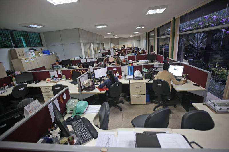 O Pará lidera o Ranking da Transparência Ambiental do Ministério Público Federal (MPF). Divulgado no dia 5 deste mês, o levantamento feito com 104 órgãos federais e estaduais avaliou o desempenho dessas instituições na publicação e acessibilidade de dados sobre atos administrativos, como planos de manejo vigentes e investimentos em ações e projetos. As ações que aproximam o cidadão paraense da administração pública colocam o Estado no topo da lista e incluem quatro instituições que atuam na política de gestão ambiental estadual, com destaque para o Instituto de Desenvolvimento Florestal e da Biodiversidade (Ideflor-bio) e a Secretaria de Meio Ambiente e Sustentabilidade (Semas). Também estão no Ranking da Transparência Ambiental do MPF o Instituto de Terras do Pará (Iterpa), na 28ª colocação, e a Agência de Defesa Agropecuária (Adepará), na 40ª. O Ideblor-bio é o órgão mais bem avaliado no Brasil, ao lado de outras cinco instituições, uma delas da União, a Agência Nacional de Águas (ANA) – as demais são do Distrito Federal e dos Estados do Amapá, Minas Gerais e Paraná.
FOTO: CARLOS SODRÉ / AG. PARÁ
DATA: 11.04.2018
BELÉM - PARÁ <div class='credito_fotos'>Foto: Carlos Sodré/Agência Pará | <a href='/midias/2018/originais/d857ec65-36aa-4cb2-b97a-134b9a6df2f6.jpg' download><i class='fa-solid fa-download'></i> Download</a></div>