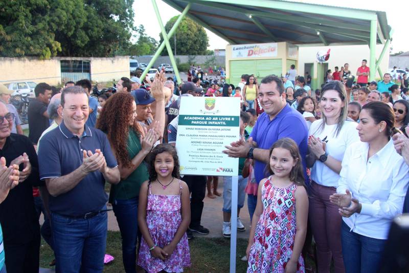 O aniversário do município de Curionópolis, nesta quinta-feira, 10 de maio, foi comemorado com shows, inaugurações e assinatura de convênio com o Governo do Pará para a implantação da iluminação do trecho urbano da PA-257. A obra tem investimento estadual de R$ 2.705.099,00. A secretária de Municípios Sustentáveis, Izabela Jatene, representou o governador Simão Jatene na cerimônia. A programação iniciou com a inauguração de obras municipais, como o Centro Técnico e Esportivo de Curionópolis e a Praça da Juventude (foto). Um bolo de 30 metros e os parabéns entoados pela população deram o tom da comemoração.
FOTO: ANTONIO MACEDO / DIVULGAÇÃO
DATA: 10.05.2018
CURIONÓPOLIS - PARÁ <div class='credito_fotos'>Foto: ANTONIO MACEDO / DIVULGAÇÃO | <a href='/midias/2018/originais/d8584523-b841-4785-9f5b-3fb4d84f9d92.jpg' download><i class='fa-solid fa-download'></i> Download</a></div>