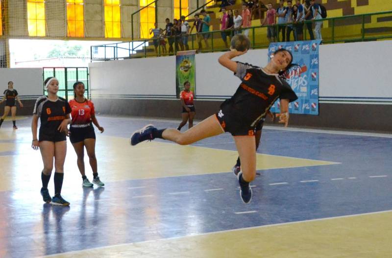 Emoção. Este foi o sentimento predominante nas partidas finais da regional de Carajás dos Jogos Estudantis Paraenses (Jeps), realizadas neste sábado (26), no Ginásio Poliesportivo de Parauapebas. Desta etapa, os municípios de Marabá, Parauapebas, Rondon do Pará, Jacundá e Bom Jesus do Tocantins são as delegações campeãs e, em junho, vão participar da etapa Estadual, em Belém.
FOTO: FERNANDO NOBRE / ASCOM SEDUC
DATA: 26.05.2018
PARAUAPEBAS - PARÁ <div class='credito_fotos'>Foto: FERNANDO NOBRE/ASCOM SEDUC | <a href='/midias/2018/originais/d85ad29b-8a96-418e-b64c-64530189e15b.jpg' download><i class='fa-solid fa-download'></i> Download</a></div>