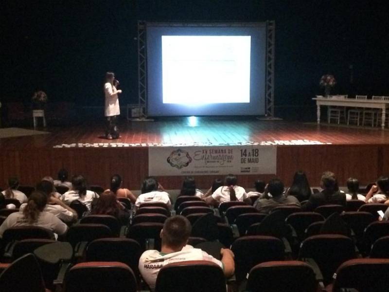 No Hospital Regional do Sudeste do Pará - Dr. Geraldo Veloso (HRSP), em Marabá (PA), desde um simples curativo a uma cirurgia de alta complexidade, o atendimento aos pacientes segue protocolos rigorosos. Essa rotina faz parte da cultura de segurança do paciente, disseminada a todos os profissionais que atuam na unidade, com o objetivo de evitar erros durante a assistência. Para reforçar a importância dessas medidas, neste mês, a unidade realizou a sua II Semana Multiprofissional, cujo tema foi 'Segurança do Paciente: Meta Pai D'égua'. A programação envolveu colaboradores de todos os setores, mesmo aqueles que não atuam diretamente na assistência. Segundo o diretor-geral da unidade, Valdemir Girato, essa integração é fundamental para a qualidade do atendimento. 'Quando se trata de assistência, é preciso que todos falem a mesma língua e estejam unidos em prol do bem-estar do paciente. A atenção a cada detalhe, protocolo e procedimento é essencial para um atendimento qualificado e seguro, e isso independe da função do profissional na unidade. Todos estão ali cumprindo uma mesma missão: cuidar de vidas', afirmou o gestor. Na foto, palestra sobre segurança do paciente, ministrada pela enfermeira supervisora do Serviço de Controle de Infecção Hospitalar, Daiane Freitas.
FOTO: ASCOM / HRSP
DATA: 21.05.2018
MARABÁ - PARÁ <div class='credito_fotos'>Foto: ASCOM HRSP | <a href='/midias/2018/originais/d85d41e5-fdf0-4ea6-a952-b3f0769c75bb.jpg' download><i class='fa-solid fa-download'></i> Download</a></div>