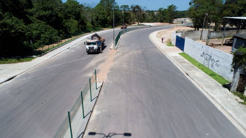 Com a chegada do verão, as obras de prolongamento da Avenida João Paulo II (foto) entram em ritmo acelerado. A partir do final desta semana, o número de operários envolvidos na obra, que hoje chega a 350, vai passar a ser de 600, o que garantirá maior celeridade na conclusão das obras, previstas para até o final de julho. “Faltam menos de 10% para que a gente conclua toda a obra. São detalhes de pavimentação nas vias de acesso, calçada, gradil, iluminação, o que a gente chama de acabamento. E nesse acabamento, incluímos também as passarelas, que são montadas fora e, a partir daí, são levadas para o canteiro de obra e colocadas em seus devidos lugares. As passarelas são importantes para segurança dos pedestres que vão precisar atravessar a João Paulo. Da mesma forma, a sinalização horizontal e vertical são fundamentais para circulação dos pedestres, motoristas, motociclistas e ciclistas por toda a avenida. A expectativa é que possamos entregar o mais breve possível o prolongamento da Avenida João Paulo II à população, de forma a garantir melhoria da qualidade de vida, saúde, lazer, mobilidade e mais segurança para quem mora nessa área”, informa o diretor geral do Núcleo de Gerenciamento de Transportes Metropolitano (NGTM), César Meira. 

FOTO: SECOM
DATA: 12.06.2018 
BELÉM - PARÁ <div class='credito_fotos'>Foto: Secom   |   <a href='/midias/2018/originais/d8625a98-6bc1-41e0-95b2-4db75bc42669.jpg' download><i class='fa-solid fa-download'></i> Download</a></div>