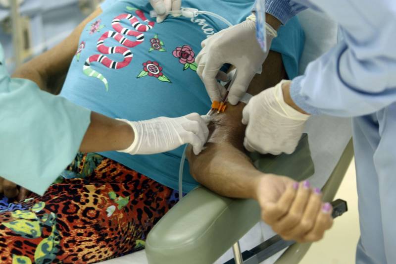 O Hospital Regional do Baixo Amazonas, em Santarém, vai se tornar o maior centro integrado de nefrologia do Norte do Brasil. Com a expansão do serviço de hemodiálise, autorizada pelo governador Simão Jatene neste sábado (10), a unidade, que já é referência nesse atendimento em todo o oeste do Pará, vai praticamente triplicar o número de máquinas e zerar a fila de pacientes na região. O investimento chega a R$ 10 milhões, em obras e equipamentos, e segue a política do governo do Estado de descentralizar a assistência de média e alta complexidade para o interior. “Vamos passar dos 200 pacientes que hoje atendemos mensalmente para 420, dobrando a capacidade de atendimento especializado. Serão cerca de 2,5 mil sessões a mais de hemodiálise por mês. Além disso, começaremos a fazer captação de rins de doadores falecidos, um novo serviço que se acopla aos transplantes que já fazemos no hospital. A ampliação, portanto, é a solução definitiva para o atendimento dessa demanda”, explicou o diretor geral do Hospital Regional de Santarém, Hebert Moreschi. Esta semana, informou, a unidade fez o 16º transplante de rim. Ao chegar ao hospital para assinar a ordem de serviço que autoriza o início das obras, Jatene viu o projeto de expansão e visitou o centro de hemodiálise, onde conheceu mais sobre o serviço e conversou com pacientes. “O ideal, é claro, seria que pudéssemos evitar, ainda na atenção básica, que pacientes diabéticos, por exemplo, se tornassem renais crônicos, mas como isso ainda não ocorre, existe esse serviço aqui para amenizar o sofrimento de quem precisa de uma máquina de hemodiálise para sobreviver”, afirmou o governador.
FOTO: THIAGO GOMES / AG PARÁ
10.03.2018
SANTARÉM - PARÁ <div class='credito_fotos'>Foto: Thiago Gomes /Ag. Pará | <a href='/midias/2018/originais/d863009d-8c55-4a28-acc6-4b28e40571c5.jpg' download><i class='fa-solid fa-download'></i> Download</a></div>