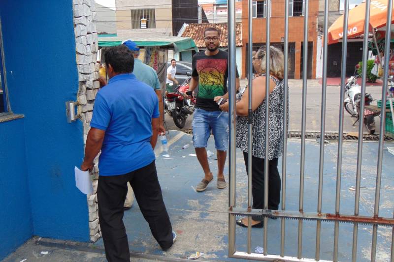 Com provas em Belém, Castanhal, Itaituba, Altamira, Santarém e Marabá, o concurso público da Superintendência do Sistema Penitenciário do Estado (Susipe) que oferece 969 vagas iniciou neste domingo, 11, pela manhã. Dos 17.545 que deveriam fazer a prova no período da manhã, 12.391 compareceram para concorrer aos cargos de Assistente Administrativo, Enfermagem, Pedagogo (Especialista em Educação) e Técnico em Gestão de Informática, cargos com provas pela manhã. De acordo com a empresa AOCP Concursos Públicos, organizadora do certame, 5.063 candidatos faltaram representando 29.01% do quantitativo que deveria fazer a prova nesta manhã. O concurso também terá provas a tarde e no próximo domingo, 18.Em Castanhal, dos 1.740 candidatos inscritos para o cargo de assistente administrativo, 452 faltaram, mais de 25% do total de inscritos. O candidato Werleson Silveira veio de Bragança fazer a prova em Castanhal. Ele já é concurseiro e está ansioso pra entrar no mercado de trabalho. “É o terceiro concurso que faço, mas ainda não consegui passar. Estou confiante neste concurso. Estudei em casa mesmo. Comprei apostila e assisti às aulas pela internet também. Estou desempregado e espero ter um bom resultado”, disse.
FOTO: CARLOS SODRÉ / AG PARÁ
DATA: 11.03.2018
BELÉM - PARÁ <div class='credito_fotos'>Foto: Carlos Sodré /Ag. Pa | <a href='/midias/2018/originais/d864c88b-25e6-45b2-9a7f-1d69904b7370.jpg' download><i class='fa-solid fa-download'></i> Download</a></div>