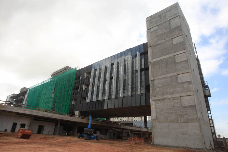 Em Castanhal, o Hospital Regional do município é outro que o Governo do Estado vai entregar até o final de 2018. Terá 179 leitos, sendo 40 de Unidades de Tratamento Intensivo - 20 adulta e 20 pediátrica; um Centro Cirúrgico com seis salas; serviços de urgência e emergência; radioterapia, quimioterapia e hemodiálise.
FOTO: SIDNEY OLIVEIRA / AG. PARÁ
DATA: 18.10.2018
CASTANHAL - PARÁ <div class='credito_fotos'>Foto: Sidney Oliveira/Ag. Pará | <a href='/midias/2018/originais/d8670a81-27bb-4595-b454-ebfe6009dc6e.jpg' download><i class='fa-solid fa-download'></i> Download</a></div>