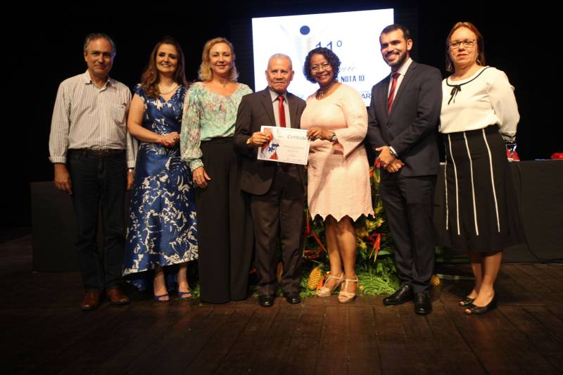 A servidora pública estadual Terezinha Medeiros, 61 anos, que trabalha há 33 na Fundação Santa Casa de Misericórdia do Pará foi a sorteada entre 53 servidores para receber o Prêmio de Servidor Nota 10 de 2018. Ela representa os 107 mil servidores que fazem parte do quadro do Governo do Pará. A premiação aconteceu durante cerimônia realizada na noite desta terça-feira (6), no Teatro Margarida Schivasappa (Centur). Esta foi a 11ª edição do Prêmio Servidor Nota 10.
FOTO: CARLOS SODRÉ / AG. PARÁ
DATA: 06.11.2018
BELÉM - PARÁ <div class='credito_fotos'>Foto: CARLOS SODRÉ / AG. PARÁ | <a href='/midias/2018/originais/d86f4e4d-0b89-480c-9ec1-1713ecbbdf9b.jpg' download><i class='fa-solid fa-download'></i> Download</a></div>