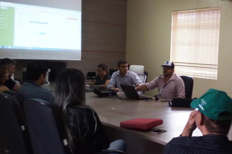 Uma reunião nesta quinta-feira (8), no escritório central da Empresa de Assistência Técnica e Extensão Rural do Estado do Pará (Emater-Pará), encerrou o intercâmbio entre técnicos para troca de experiências interinstitucionais com o técnico Wesley Silva (Emater-Goiás), sobre aspectos da operacionalização do Projeto Piloto da Agência Nacional de Assistência Técnica e Extensão Rural (Anater), executado em parceria com as Emateres do Brasil. O Projeto - oriundo de demanda do Pacto Nacional de Assistência Técnica e Extensão Rural (Ater) - selado entre Anater e Secretaria Especial de Agricultura Familiar e do Desenvolvimento Agrário (Sead), antigo MDA, beneficia 1000 famílias de agricultores familiares, ou tecnicamente, 1000 Unidades Familiares de Produção Agrária (UFPA’s), em 40 municípios no Pará. Para isso, será investido o valor total de R$ 3.115.000,00 no período de execução (2017 a 2020). Além de atender as famílias, o projeto também capacita extensionistas rurais na metodologia.
FOTO: ASCOM / EMATER PARÁ
DATA: 08.03.2018
BELÉM - PARÁ <div class='credito_fotos'>Foto: ASCOM EMATER | <a href='/midias/2018/originais/d86f5b2f-637e-4540-a1fc-387e3e2350fe.jpg' download><i class='fa-solid fa-download'></i> Download</a></div>