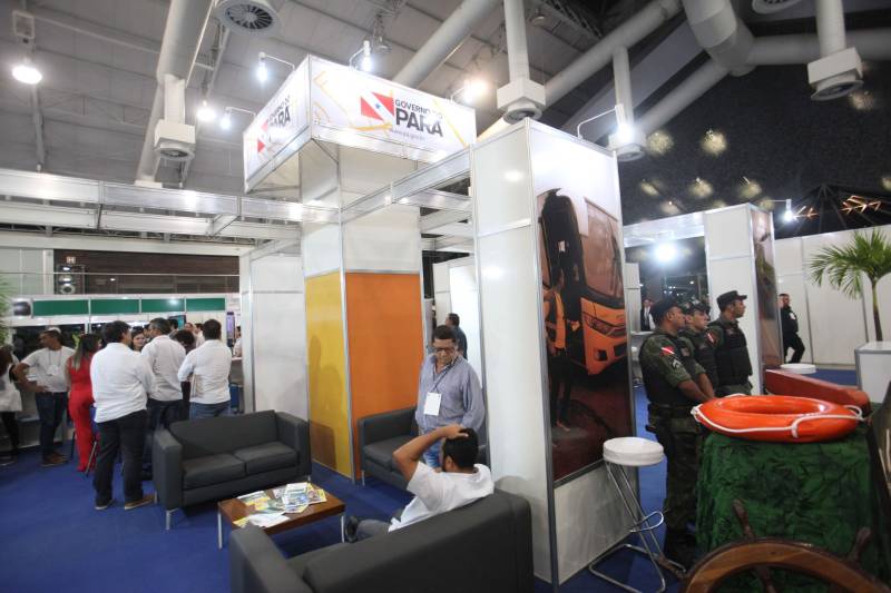 O VII Congresso e Feira Internacional de Transporte e Logística Sustentável da Amazônia (Trans 2018) teve sua abertura na noite desta terça-feira (19) no Hangar - Convenções e Feiras da Amazônia. A cerimônia de abertura contou com a presença do secretário de Estado de Transporte, Kleber Menezes, que representou o governador Simão Jatene; do presidente da Assembleia Legislativa do Pará (Alepa), deputado Márcio Miranda, e de diretores, presidentes e representantes dos 10 órgãos do governo que estão participando do evento, assim como autoridades do setor.
FOTO: MARCELO LELIS / AG. PARÁ
DATA: 19.06.2018
BELÉM - PARÁ <div class='credito_fotos'>Foto: Marcelo Lelis / Ag. Pará | <a href='/midias/2018/originais/d8824dd4-60c6-430f-bdb2-80fbfb956fad.jpg' download><i class='fa-solid fa-download'></i> Download</a></div>