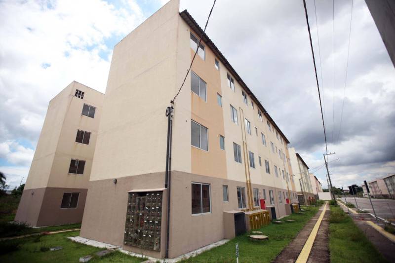 O governo do Pará, por meio da Companhia de Habitação do Pará (Cohab) entregou, neste sábado (24), as chaves dos 4 mil apartamentos do Residencial Viver Melhor Marituba. O local passa a ser, agora, a moradia de mais de 15 mil pessoas que aguardavam pelo empreendimento. Desde o início da manhã, servidores da Cohab estavam a postos, na quadra de esportes do Residencial, organizando a entrega das chaves dos apartamentos. A Companhia de Saneamento do Pará (Cosanpa) também atendia os novos moradores, que já podiam realizar o cadastro de suas unidades de consumo para ligação do fornecimento de água.
FOTO: THIAGO GOMES / AG PARÁ
DATA: 24.02.2018
MARITUBA - PARÁ <div class='credito_fotos'>Foto: Thiago Gomes /Ag. Pará | <a href='/midias/2018/originais/d891d9c2-7bdb-471e-bca4-fdb778bbb05c.jpg' download><i class='fa-solid fa-download'></i> Download</a></div>