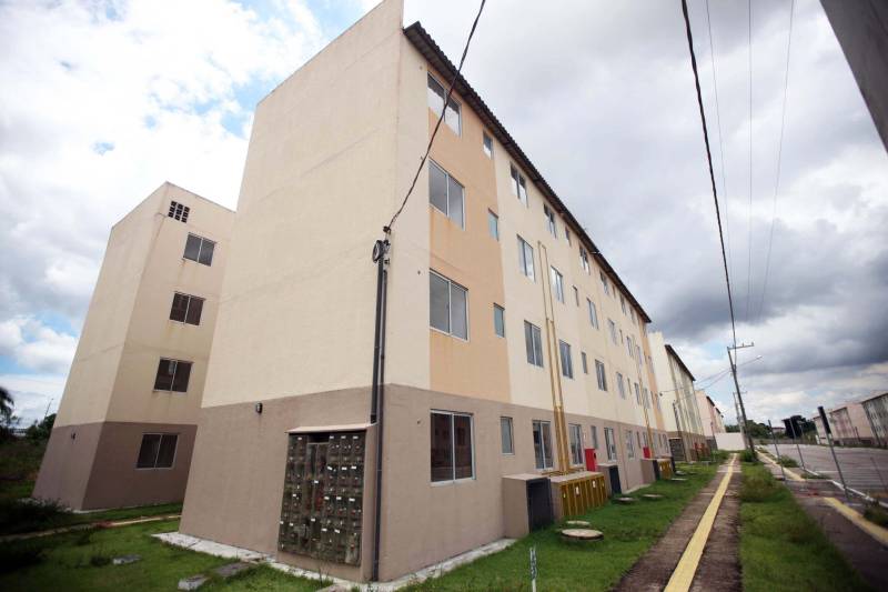 O governo do Pará, por meio da Companhia de Habitação do Pará (Cohab) entregou, neste sábado (24), as chaves dos 4 mil apartamentos do Residencial Viver Melhor Marituba. O local passa a ser, agora, a moradia de mais de 15 mil pessoas que aguardavam pelo empreendimento. Desde o início da manhã, servidores da Cohab estavam a postos, na quadra de esportes do Residencial, organizando a entrega das chaves dos apartamentos. A Companhia de Saneamento do Pará (Cosanpa) também atendia os novos moradores, que já podiam realizar o cadastro de suas unidades de consumo para ligação do fornecimento de água.

FOTO: THIAGO GOMES / AG PARÁ
DATA: 24.02.2018
MARITUBA - PARÁ <div class='credito_fotos'>Foto: Thiago Gomes /Ag. Pará   |   <a href='/midias/2018/originais/d891d9c2-7bdb-471e-bca4-fdb778bbb05c.jpg' download><i class='fa-solid fa-download'></i> Download</a></div>