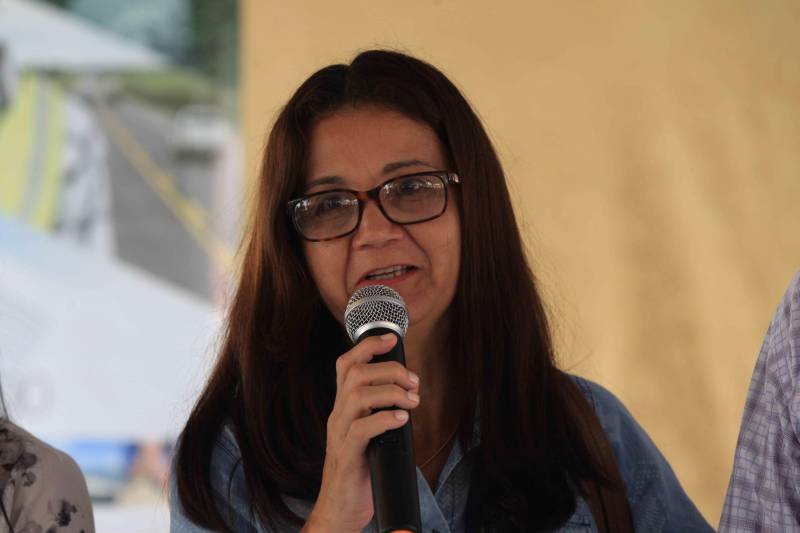 Mais de 300 produtores compareceram à arena Bira's, em Igarapé-Miri, no nordeste paraense, na manhã de quinta-feira (15), em busca de informações sobre crédito, qualificação profissional, regularização fundiária e cadeia produtiva. O público foi atendido pela "Caravana Pará 2030 - Igarapé-Miri", promovida pelo governo do Estado, que levou ao município os serviços de várias secretarias, bancos e instituições ligadas à produção e à intermediação de negócios. Na foto, Marília Amorim.
FOTO: RODOLFO OLIVEIRA / AG. PARÁ
DATA: 16.03.2018
IGARAPÉ-MIRI - PARÁ <div class='credito_fotos'>Foto: Rodolfo Oliveira/Ag. Pará | <a href='/midias/2018/originais/d894b32f-67c8-42f1-8ba1-c8d65bc1baa8.jpg' download><i class='fa-solid fa-download'></i> Download</a></div>