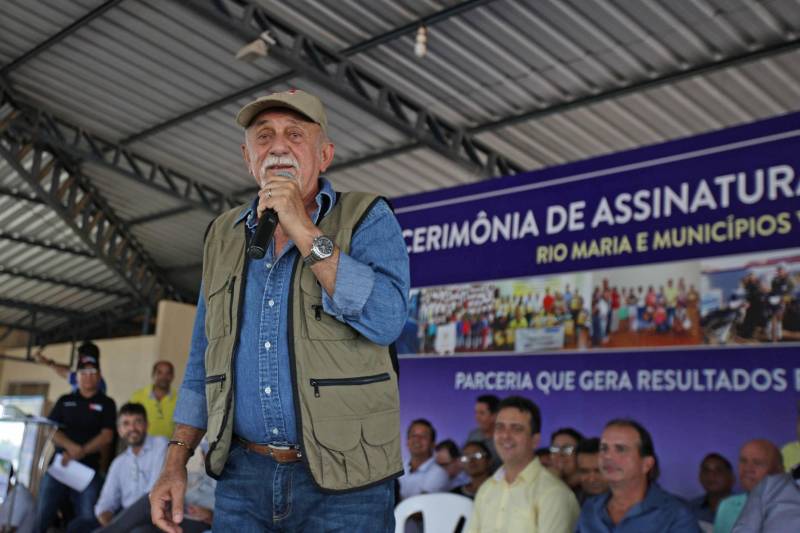 Onze municípios do sul e sudeste paraense recebem recursos do Estado para recuperar ruas e vicinais atingidas pelas enchentes e fortes chuvas que caem na região. Em agenda oficial nesta sexta-feira (6), o governador Simão Jatene (foto) assinou, pela manhã, no Parque de Exposições Valeu Boi Leilões, em Rio Maria, os convênios que garantem o repasse de cerca de R$ 4 milhões. As obras de caráter emergencial serão executadas pelas prefeituras em parceria com a Secretaria de Estado de Transportes (Setran). O objetivo é recuperar a trafegabilidade nessas localidades e assegurar o direito de ir e vir da população. Na manhã desta sexta, foram assinados nove convênios, com os municípios de Redenção, Pau D’Arco, São Félix do Xingu, Santa Maria das Barreiras, Tucumã, Água Azul do Norte, Xinguara, Bannach e Rio Maria. Além da Setran, participam da ação o Centro Regional de Governo do Sudeste do Pará e a Defesa Civil. “O valor do investimento em cada município vai depender da necessidade verificada pelas equipes do Estado e das prefeituras. O recurso não será usado para reconstruir vias, mas para restabelecer a trafegabilidade”, disse o secretário de Transportes, Kléber Menezes.
FOTO: ANTÔNIO SILVA / AG. PARÁ
DATA: 06.04.2018
RIO MARIA - PARÁ <div class='credito_fotos'>Foto: Antônio Silva/Ag. Pará | <a href='/midias/2018/originais/d89e665b-d9ac-4dba-8cdb-c05c03a133cf.jpg' download><i class='fa-solid fa-download'></i> Download</a></div>